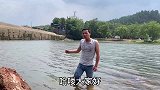江西农村“水鬼”，大坝下徒手抓鱼，一起看看牛不牛？