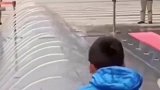 小男孩带着小伙伴“闯关”，结果却笑坏了大人，慢了吧！哈哈