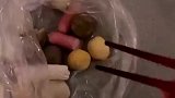 吃火锅这样下丸子，就再也不怕油溅到手上了！