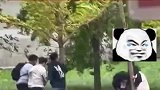 高校学生顶着大风去上课