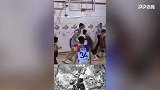 轻松断球+扣篮！2.13米小学生惊现球场这还怎么打？