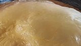 大铁锅里100度的高温，老师傅徒手揭皮，隔着屏幕都感觉烫