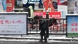 大爷挑碳走2小时路进城售卖，饿了就独自蹲街边吃馒头