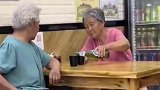 两位老奶奶见面相约一起吃饭，豪迈喝啤酒