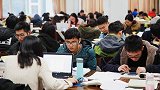 高校扔掉考研学生书凳 图书馆老师：有领导检查