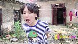 短剧：妈妈陪孩子们玩山羊过桥，妈妈竟然淘汰两个，太厉害了