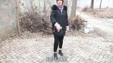 短剧：妈妈做动作燕子和小伙伴模仿，燕子一下摔了个屁股蹲，真逗