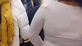女生去服装店买衣服，这身材没谁了，老板心想再不买我都快编不下去