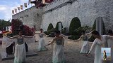 三亚崖州古城墙下，着汉服女子的舞蹈太美妙，瞬间穿越到大汉王朝