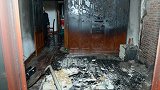太冲动！吵架后女子烧了男友的房子 还让民警冲进屋救猫