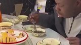 非洲小伙第一次吃中餐，不想让人知道不会用筷子，但很快就暴露了