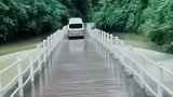 浮桥上开车