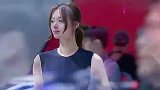 小姐姐皮肤好白嫩，不愧是顶级车模