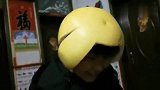 13个月宝宝被宝爸当玩具玩，柚子皮当帽子被吓哭！吃到嘴时真甜