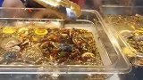 生腌店螃蟹没有腌晕，张牙舞爪的和店主打了起来