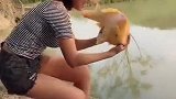 美女小姐姐手里这条鱼属实有点胖啊，最后被她放生了