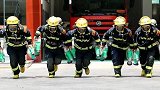 消防队长被绑成粽子扮伤员 警铃一响队员扔下他撒腿就跑