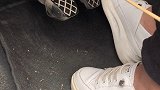 停车先踩哪个？