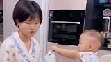 萌娃为了让妈妈安心追剧，变身小暖男喂妈妈吃饭