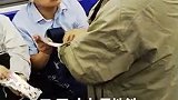 北京地铁上一老人没手机也不认识路，向周围求助后，热心乘客仔细查清路线，写在纸上对老人反复叮嘱