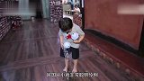 民国偷偷对小姐姐抛媚眼，一旁宋爸看到后的反应，承包我一年笑点