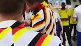 城会玩！德国球迷庆祝绝杀新玩法 用鞋装酒一口闷