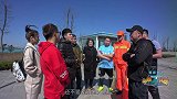 动动不许动:是什么让两男子街头大战口水战?周围人群一脸懵圈!