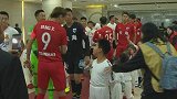 神锋真抢手！两小球童为牵杨旭手争执不下