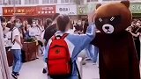妈妈穿玩偶装扮，在校门口给女儿惊喜