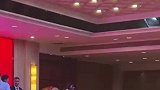 公司颁奖环节发大米，礼仪小姐姐丝毫不慌优雅搬运