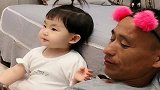 女儿去爷爷家，发来一段视频，看完眼泪差点被笑出来