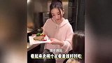 郭富城老婆方媛给女儿做饭，刀工熟练大秀厨艺，女儿情绪价值给满