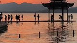 路人无意中拍下男女夕阳下湖边跳舞