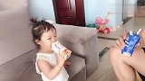 小宝宝第一次喝果汁,还知道和爸爸干杯,小模样太可爱了！