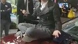 斗士变骗子？奔驰维权女车主被狂骂“老赖”，她做错了什么？