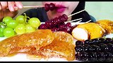 一桌子甜蜜蜜的冰糖美食，小姐姐先吃冰糖树莓，咀嚼音脆脆的