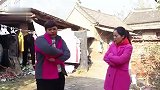 俩女儿天天为谁是‘养女’打架，母亲无奈说出实情，结局感人