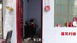 短剧：姐妹俩没钱买酱油，老三竟用可乐代替酱油，结果被老板发现