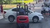 学生拍毕业照，老师叫来叉车铲走碍事轿车