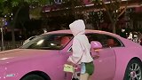 偶遇富家千金小姐姐开着粉红的豪车太漂亮太可爱啦！粉色控 豪车欣赏