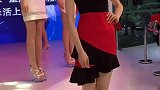 车模小姐姐走秀的样子真美，就是膝盖好像磕到了注意安全啊