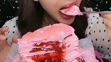 东北老妹吃草莓千层蛋糕，里面的果酱看着特别有食欲呢，看馋了