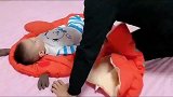 妈妈让爸爸看会孩子，没想到爸爸竟然这样坑宝宝，被妈妈教训了