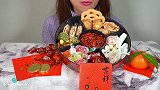 非常好看的圆形盒子，打开里面全是好吃的