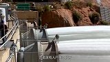 大坝泄洪时水流冲击力到底有多强？镜头记录全程，水柱太壮观了！