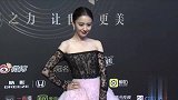 微博之夜红毯，佟丽娅拖地长裙很是惊艳，一定很重吧！