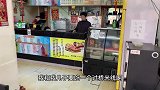 阿谦带儿子吃过桥米线，香辣过瘾，手抓饼酥脆，太香了
