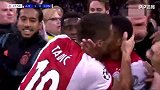 欧冠超硬核庆祝！队长兴奋过度扇小弟嘴巴 赶紧亲一口安慰