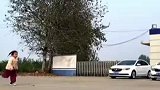 四岁女孩表演侧空翻，动作行云流水