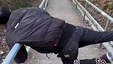 帅哥下山新方法，长见识了